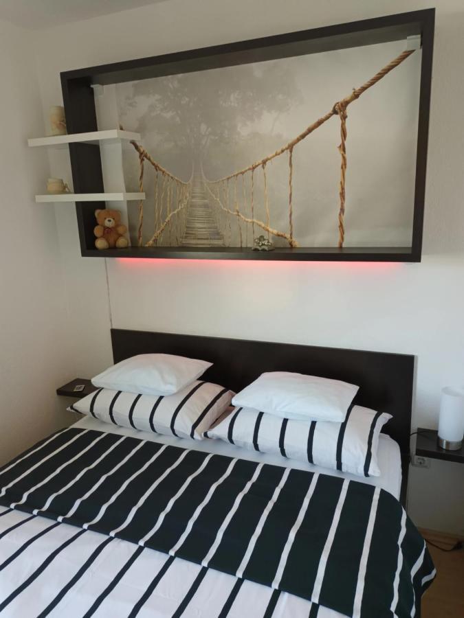 Kike Red Apartment Kastela Bagian luar foto