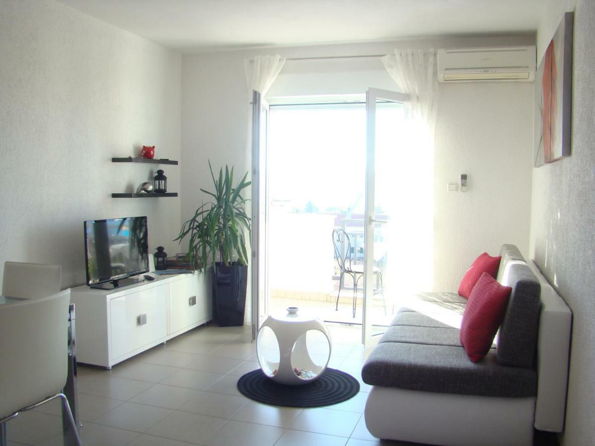 Kike Red Apartment Kastela Bagian luar foto
