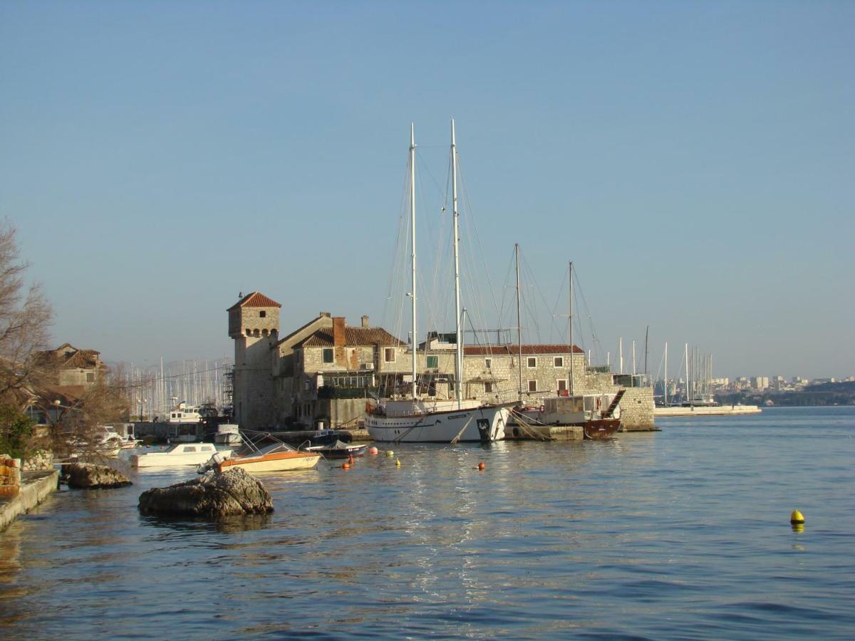 Kike Red Apartment Kastela Bagian luar foto