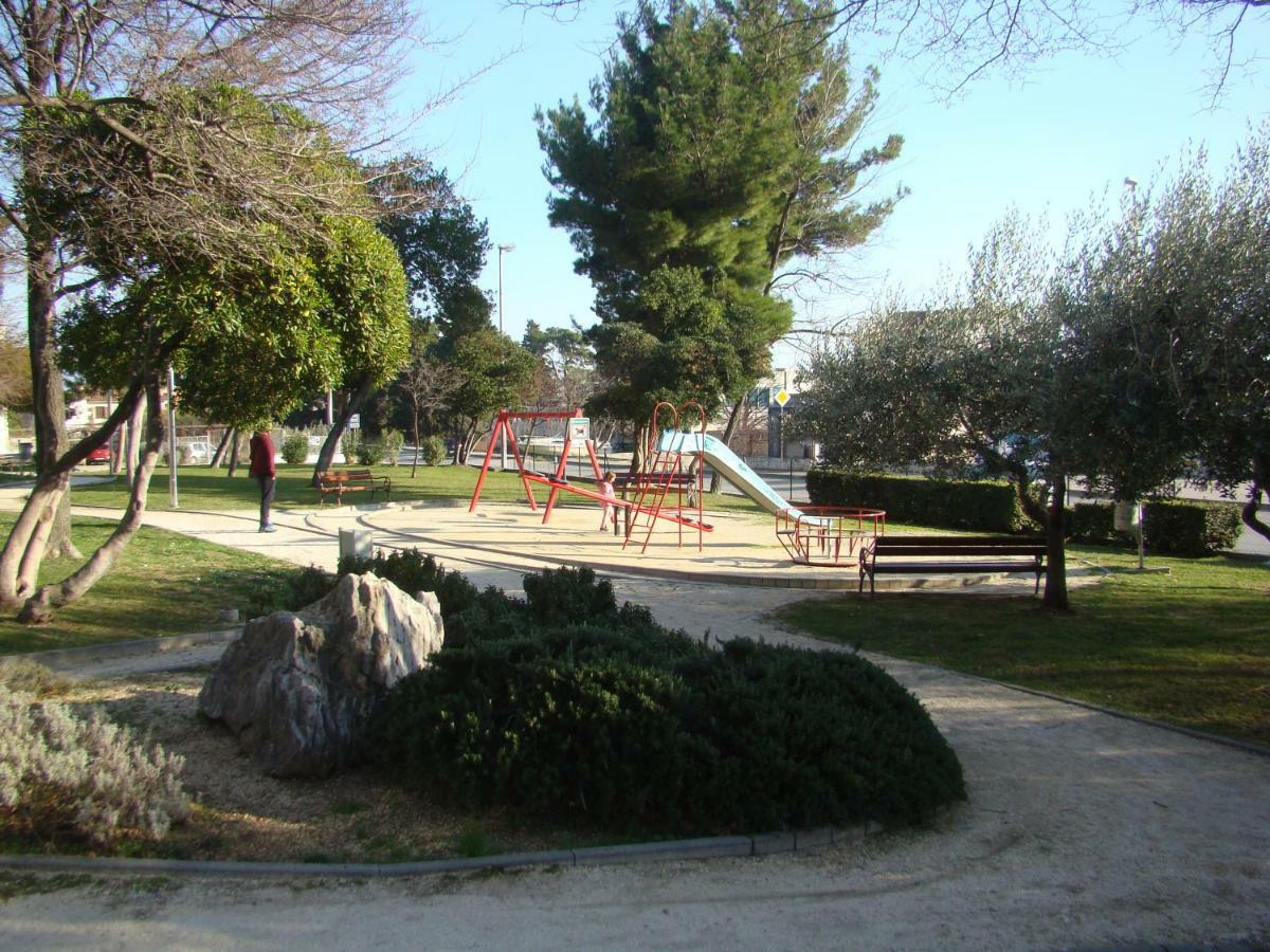 Kike Red Apartment Kastela Bagian luar foto