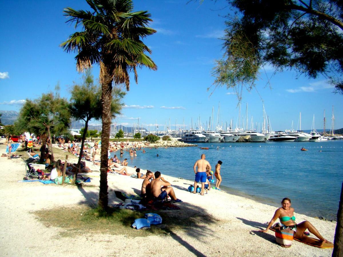 Kike Red Apartment Kastela Bagian luar foto