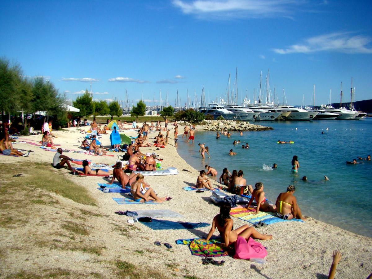 Kike Red Apartment Kastela Bagian luar foto