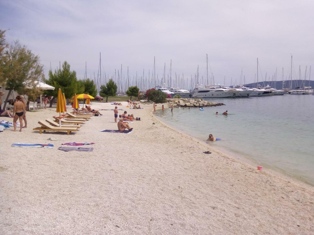 Kike Red Apartment Kastela Bagian luar foto